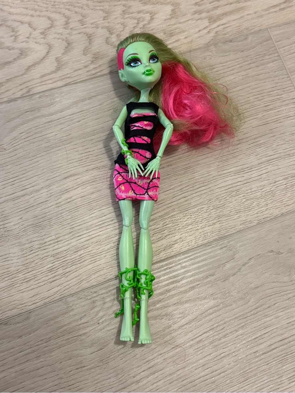 Monster High Venus McFlytrap Doll Coffin Bean 2008 Bracelet Leg